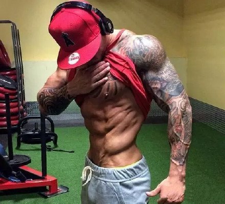 纹身肌肉型男,纹身做衣的9款肌肉帅哥图片