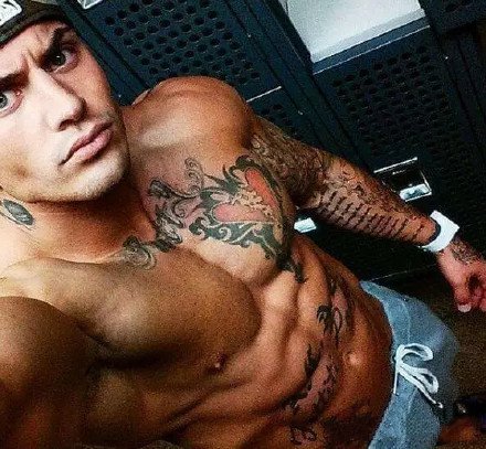 纹身肌肉型男,纹身做衣的9款肌肉帅哥图片