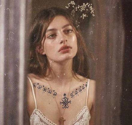 女生胸前锁骨处的一组黑灰漂亮纹身图片