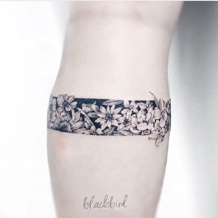 纹身臂环 几款好看的黑灰色手臂臂环纹身图片