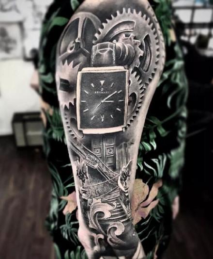 超帅气的男性包手臂的机械手臂纹身图案