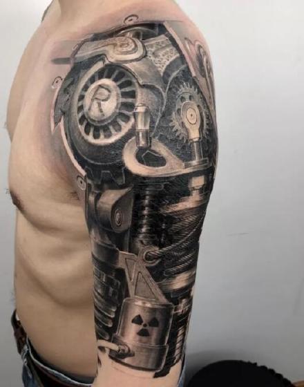 超帅气的男性包手臂的机械手臂纹身图案