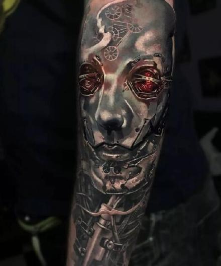 超帅气的男性包手臂的机械手臂纹身图案