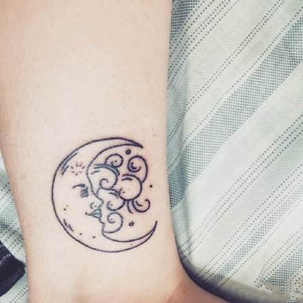 纹身小月亮 小黑灰色的一组月亮纹身图案