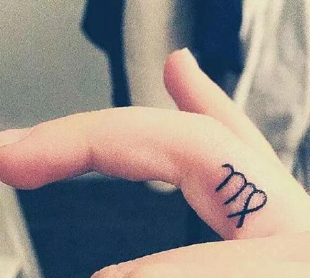 手指小纹身 纤纤手指上的9款墨水纹身作品