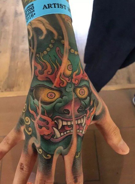 9款传统的大花手背唐狮纹身图案