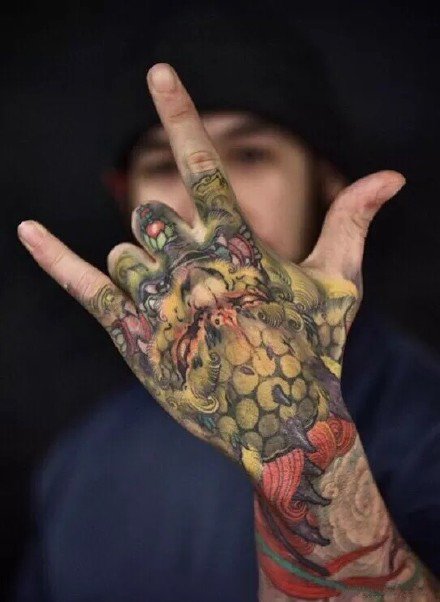 9款传统的大花手背唐狮纹身图案