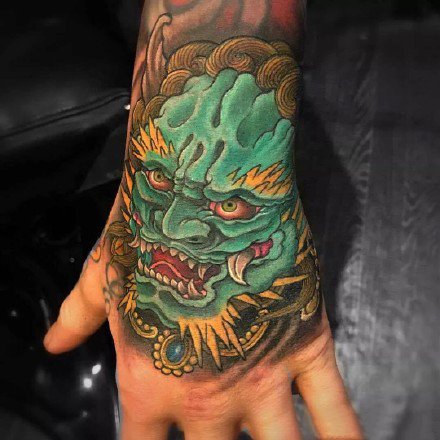 9款传统的大花手背唐狮纹身图案