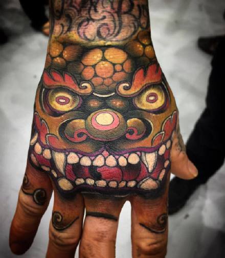 9款传统的大花手背唐狮纹身图案