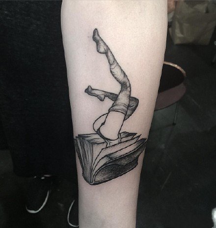 适合看书爱好者的9款书本纹身图案