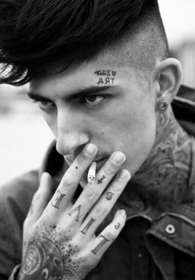 超帅的适合当头像的纹身帅哥抽烟图片