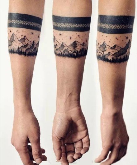 胳膊上黑色的一组小手环臂环纹身图案