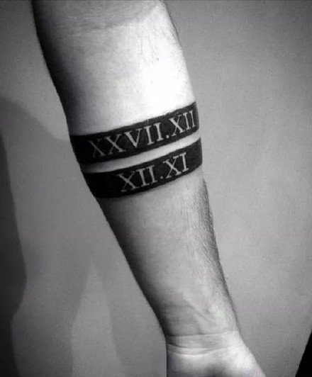 胳膊上黑色的一组小手环臂环纹身图案