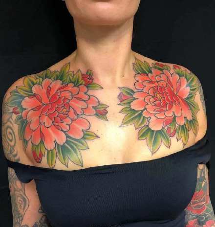 适合女性的14款漂亮大花胸纹身作品图案