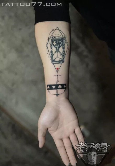 8款不错的沙漏纹身图案 武汉老兵纹身作品