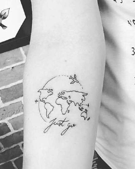 旅行主题纹身 小飞机和地图的一组旅行纹身图片