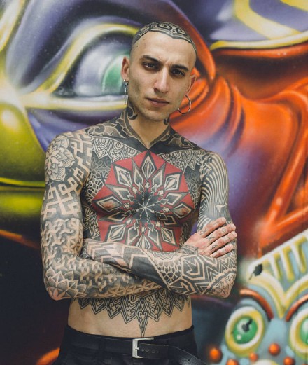 个性帅气的一组欧美纹身帅哥写真图片赏析