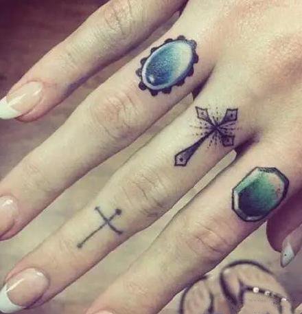 手指小纹身 手指上小而性感的一组极简纹身图片