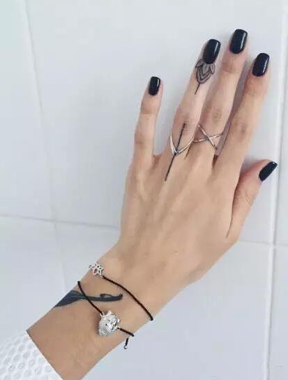 手指小纹身 手指上小而性感的一组极简纹身图片