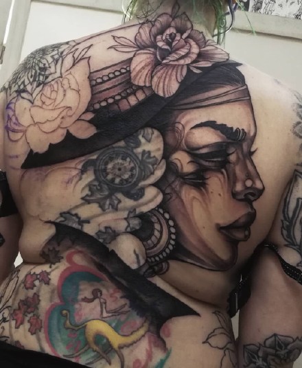 大面积满背的9款人像女郎纹身作品图