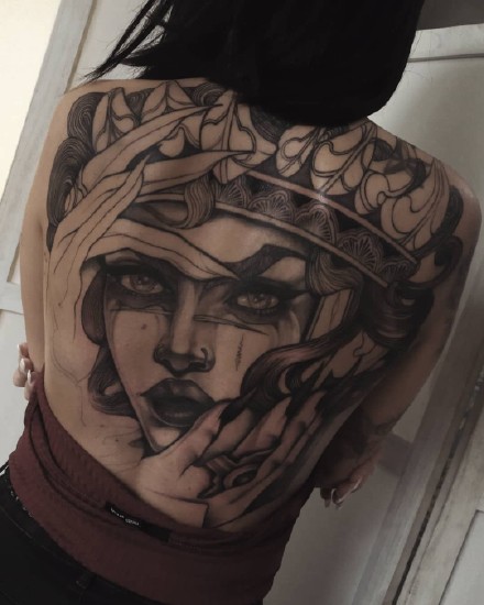 大面积满背的9款人像女郎纹身作品图