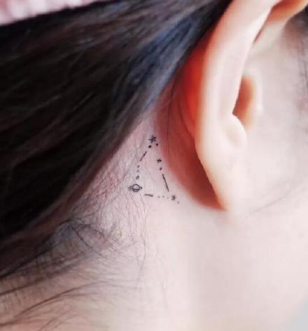 耳后纹身 女生最爱的耳后9款小清新纹身图案