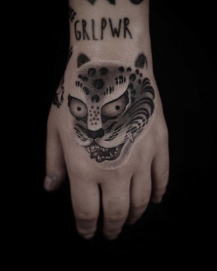 手背脚背的一组暗黑风纹身图片