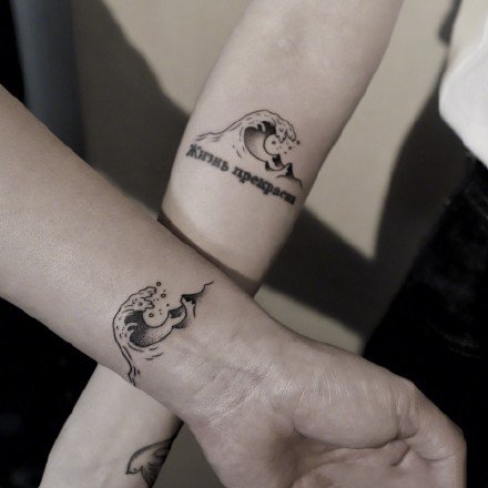 情侣小山和浪花的一组小清新手腕纹身图片