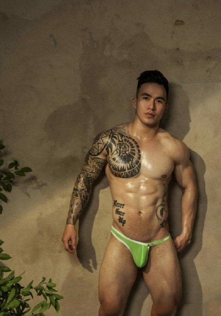 一组越南肌肉型男的纹身帅哥图片