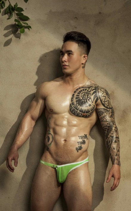 一组越南肌肉型男的纹身帅哥图片