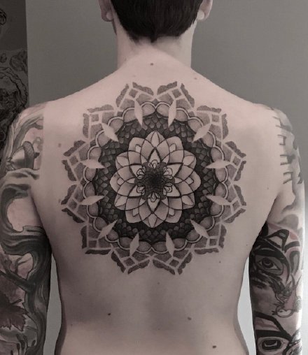 个性的一组黑灰繁花纹身作品图