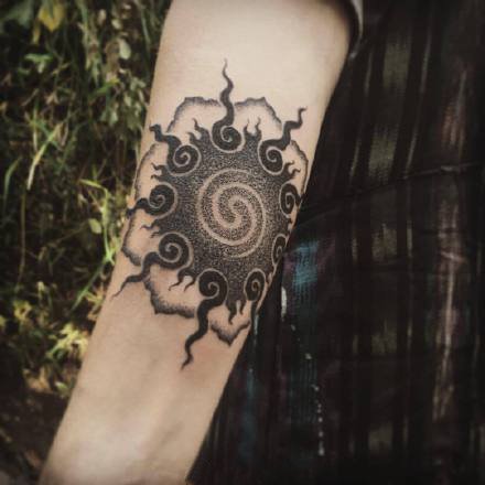 个性的一组黑灰繁花纹身作品图