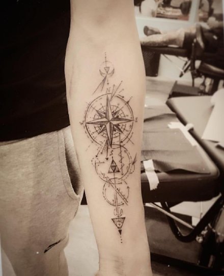 9款好看的指南针指北针主题的纹身作品
