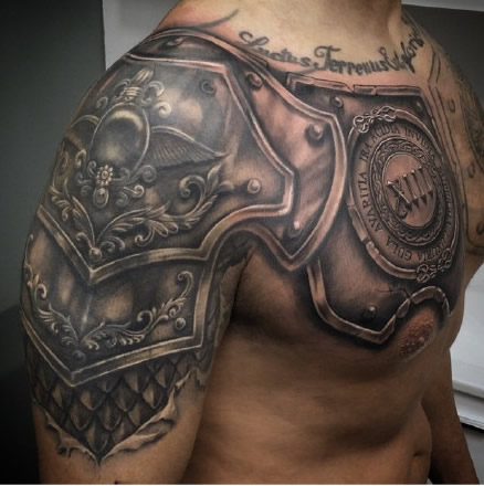 包臂写实的一组男性盔甲纹身作品图