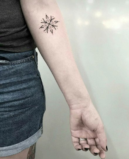 雪花小纹身 极简小清新的几款雪花纹身图案