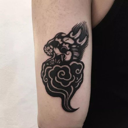 黑色祥云纹身 黑色的9款云朵纹身图案