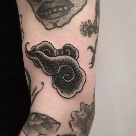 黑色祥云纹身 黑色的9款云朵纹身图案