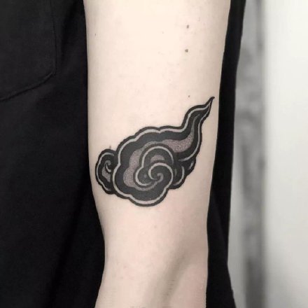 黑色祥云纹身 黑色的9款云朵纹身图案