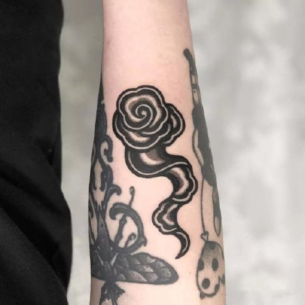 黑色祥云纹身 黑色的9款云朵纹身图案