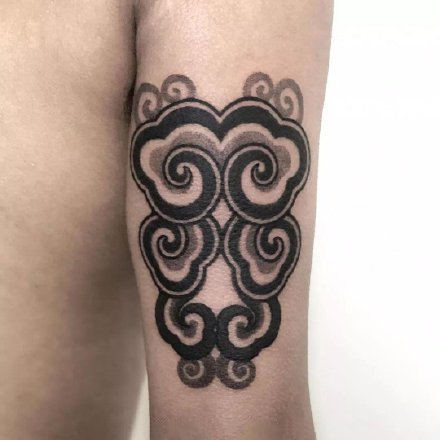 黑色祥云纹身 黑色的9款云朵纹身图案