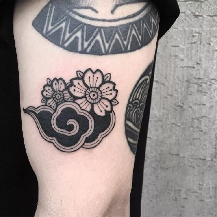 黑色祥云纹身 黑色的9款云朵纹身图案