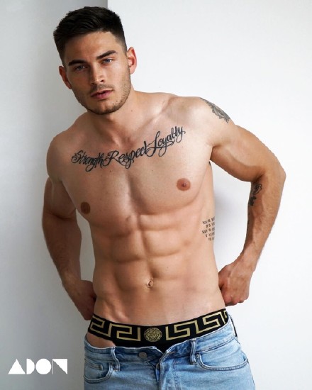 国外的一组肌肉纹身帅哥图片