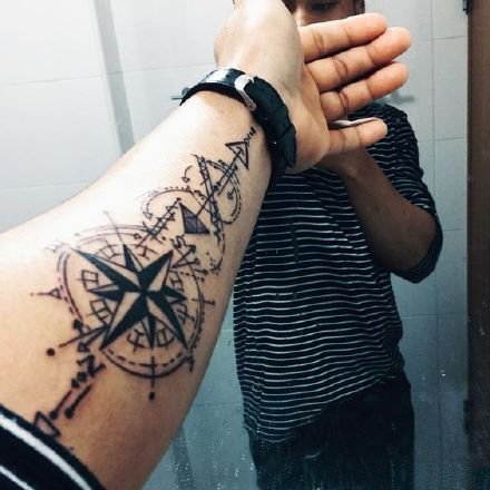 水墨风的几款漂亮指南针纹身图片