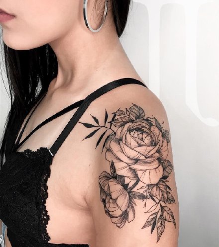 女生肩部的9款黑灰素花纹身图片