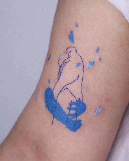 一组极简主义的彩色卡通小纹身图案