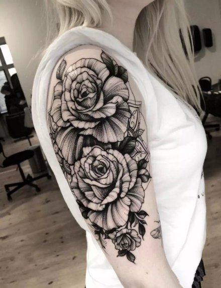 一组男生和女生不同款的黑灰点刺纹身(9/9)