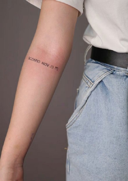 一组极简的字母黑色小纹身图案欣赏