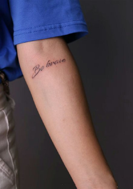 一组极简的字母黑色小纹身图案欣赏