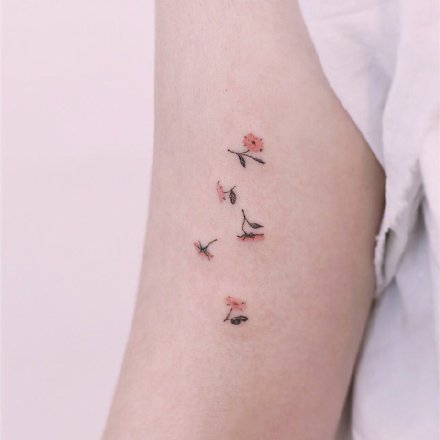 一组简约女生彩色小清新纹身图案欣赏