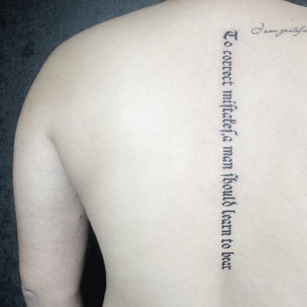 一组黑色简约的字母纹身团欣赏